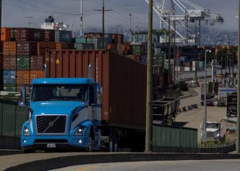 Donald Trump Signs Executive Order for Truck Drivers, Sikh Advocacy Group Raises Concern