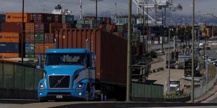 Donald Trump Signs Executive Order for Truck Drivers, Sikh Advocacy Group Raises Concern