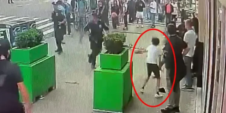 Wild Video Shows Gang of Teenagers Attacking NYPD Officers in Times Square, 5th Teen Arrested