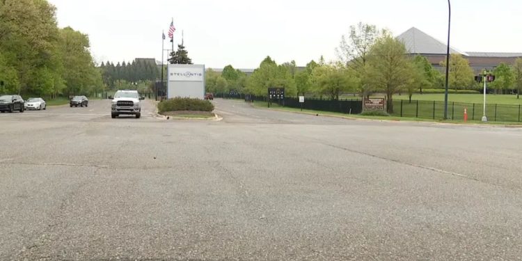 Police Pursuit 4 wheelers on I-75 and apprehended at Stellantis HQ in Auburn Hills